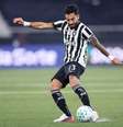  Foto: Vitor Silva/Botafogo - Legenda: Alex Telles marcou um belo gol de falta contra o Fluminense / Jogada10