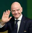 Gianni Infantino com a taça da Copa do Mundo na Casa Branca –  Foto: Daniel Torok / White House / Jogada10
