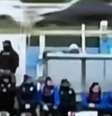 Foto: Reprodução/X - Legenda: Dois veículos colidem após o chutão que mandou a bola para do estádio / Jogada10
