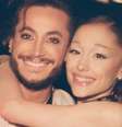 Frankie Grande, irmão de Ariana Grande, demonstrou apoio à cantora após ela anunciar que pretende se afastar temporariamente dos holofotes e dar uma pausa na carreira  Foto: Reprodução/Instagram/Frankie Grande