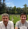 Jorge e Lionel Messi; ao fundo, a área principal de sepulturas do Cemitério El Prado  Foto: Fotomontagem: Sala de TV