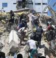 Pesoas buscam sobreviventes entre os escombros de um prédio derrubado pelo terremoto  Foto: Getty Images / BBC News Brasil