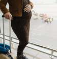 Imagem ilustrativa de uma mulher grávida com uma mala em um aeroporto.  Foto: Getty Images / BBC News Brasil