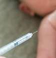 Imunização infantil entrou na mira de novo decreto de Donald Trump, cujo governo avança agenda antivacina sem comprovação científica  Foto: DW / Deutsche Welle