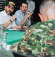 Foto divulgada pela Presidência da Colômbia mostra Abelardo de la Espriella durante uma reunião com representantes das Forças Armadas após o terremoto na região de Chocó, no oeste do país, na segunda‑feira (10).  Foto: AFP - HANDOUT / RFI