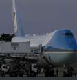 Caminhões de serviço de bordo estacionados ao lado do antigo Air Force One antes de sua partida de Ancara, capital da Turquia  Foto: AFP via Getty Images / BBC News Brasil