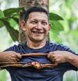 Gerson Teles, ex-operador de motosserra e agora responsável pelo Ygara Artesanal, confecciona a peconha, objeto usado para apoiar os pés durante a colheita do açaí.  Foto: Marcelo Camargo/Agência Brasil