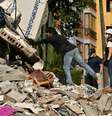 Homem verifica interior de casa que ruiu após terremoto em Pereira, Colömbia, em 11 de agosto de 2026.  Foto: AFP - LUIS ACOSTA / RFI