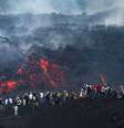 Visitantes próximo à uma corrente de lava, no Etna, na Sicília.  Foto: RFI