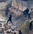 Imagens de câmeras de segurança mostram colonos judeus jogando pedras na estrada de Qusra, na Cisjordânia ocupada por Israel, em 12 de agosto de 2026.  Foto: via REUTERS - Video obtained by Reuters / RFI