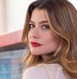 Alinne Moraes, como a vilã Vanessa de 'Por Você', adora um batom vermelho.  Foto: Divulgação/TV Globo / Purepeople