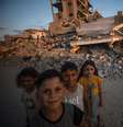 Crianças palestinas posam para foto em meio a escombros em Jabalia, ao norte da Cidade de Gaza  Foto: ANSA / Ansa - Brasil