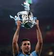 Rodri levanta a taça da Copa da Liga Inglesa da temporada 2025-26, após vitória por 2 a 0 sobre o Arsenal   Foto: Justin Setterfield/Getty Images / Esporte News Mundo
