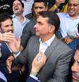 O senador Flávio Bolsonaro, candidato à Presidência da República pelo PL, ao chegar para participar de um almoço com empresários e autoridades locais no município de São Caetano do Sul, no ABC Paulista  Foto: ROBERTO SUNGI/ATO PRESS/ESTADÃO CONTEÚDO