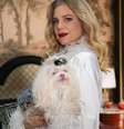 Pilar (Isabel Teixeira) demonstra um amor enorme por sua cachorrinha Maria Antonieta (Meg), tratando o animal praticamente como uma filha na novela 'Quem ama cuida', na Globo. Foto: Divulgação/TV Globo / Purepeople