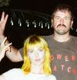Hayley Williams e Daniel James em foto divulgando o projeto "Power Snatch"  Foto: Tenho Mais Discos Que Amigos!