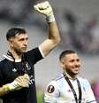Dibu Martínez comemora conquista da Europa League com o Aston Villa   Foto: Maja Hitij/Getty Images / Esporte News Mundo