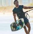 Copo do kitesurfista Alan Wesley Pinto Ribeiro, de 29 anos, foi encontrado nesta manhã de domingo (16), um dia após desaparecer no mar, em São Luís, Maranhão.  Foto: Reprodução/ Redes Sociais