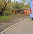 Ônibus tomba e deixa ao menos 10 mortos em Petrópolis, no RJ  Foto: Reprodução/GloboNews