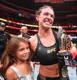 Mackenzie Dern comemora com a filha vitória no UFC 330 Foto: Divulgação/X Oficial do UFC / Esporte News Mundo
