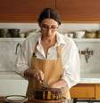 Comi o melhor bolo de cenoura sem glúten da vida: aprendi essa receita com cobertura de chocolate com a chef Paola Carosella.  Foto: Reprodução, YouTube / Purepeople
