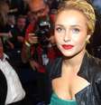 Hayden Panettiere, rodeada de fotógrafos, usa o cabelo preso, batom vermelho e um vestido verde com uma jaqueta de couro preta por cima.  Foto: Getty Images / BBC News Brasil
