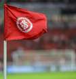 Bandeira de escanteio com o escudo do Internacional, no Beira-Rio, em Porto Alegre - Foto: Pedro Tesch/Getty Images / Esporte News Mundo