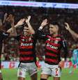 Jogadores do Flamengo celebram gol contra o Santos pelo Campeonato Brasileiro de 2025; da esquerda para a direita: Bruno Henrique, Ayrton Lucas, Luiz Araújo e Everton Cebolinha - Foto: Wagner Meier/Getty Images / Esporte News Mundo