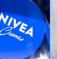 Cabeleireiros e especialistas em saúde capilar concordam: 'O creme Nivea do pote azul é um ótimo aliado para cabelos secos, mas não para os oleosos, que acumulam muitos resíduos'. Foto: Shutterstock, 4kclips / Purepeople