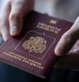 Um cidadão russo segura seu passaporte em Belgrado, em 1º de fevereiro de 2024.  Foto: © Andrej Isakovic / AFP / RFI
