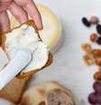 Manteiga ou requeijão: qual deles é o melhor para colocar no pão?  Foto: Freepik
