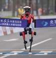 O robô humanoide "Lightning" da Honor, da equipe Qitian Dasheng (Grande Sábio), cruza a linha de chegada durante a Meia Maratona de Robôs Humanoides de Pequim E-Town de 2026, em 19 de abril de 2026, em Pequim, China.  Foto: Ni Yanqiang, Liu Chenyin, Chou Xueyan/Zhejiang Daily Press Group/VCG via Getty Images