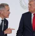 Mark Carney e Donald Trump durante a cúpula pela paz em Gaza, em 13 de outubro de 2025.  Foto: © Evan Vucci / POOL/AFP/Archivos / RFI