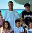Após casamento com Cristiano Ronaldo, Georgina Rodriguez teria adotado filhos do jogador, diz revista  Foto: Reprodução/Instagram @georginagio