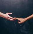 Conhecidos como ficantes, situationships ou quase algo, esses vínculos sem compromisso oficial podem gerar um luto emocional prolongado  Foto: igor_kell/Getty Images / Bons Fluidos