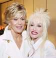 Dolly Parton ao lado de Jane Fonda; juntas fizeram o filme 'Como elimnar seu chefe'.  Foto: Getty Images / Purepeople