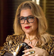 Os novos tênis da Nike na cor 'Pilar' de 'Quem Ama Cuida' são confortáveis e elegantes para mulheres com mais de 50 anos: consigo imaginar a personagem de Isabel Teixeira já querendo usá-los o tempo todo em seus looks 'animal print'. Foto: Divulgação/TV Globo, Manoella Mello / Purepeople