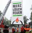Ativistas do Greenpeace protestam contra o governo alemão: "Merz, acabe com o fogo".  Foto: RFI