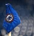 Escudo do Chelsea na bandeirinha de escanteio  Foto: Esporte News Mundo