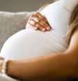 Mulher deu à luz gêmeos gestacionais de pais biológicos diferentes após engravidar naturalmente durante um processo de FIV  Foto: Reprodução: kjekol/Getty Images Pro / Bons Fluidos