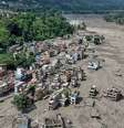 Casas encontram-se parcialmente submersas em águas barrentas à beira de um rio após inundações repentinas em Trishuli Bazar, no distrito de Nuwakot, no Nepal  Foto: Prabin Ranabhat/AFP via Getty Images / BBC News Brasil