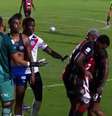 Zagueiro do Vitória perde a cabeça após gol do Bahia e tenta rasgar camisa de Jean Lucas. Foto: Reprodução/Premiere / Estadão