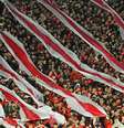 Torcedores do River Plate incentivando a equipe durante a partida de playoff da Copa Sul-Americana 2026, entre River Plate e Independiente Santa Fé, da Colômbia, no Estádio Monumental Antonio V. Liberti, em Buenos Aires, Argentina, em 26 de agosto de 2026  Foto: Juan Manuel Baez/NurPhoto via Getty Images
