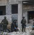Soldados israelenses removem o corpo de um palestino morto de uma casa em construção, nos arredores da cidade de Jenin, no norte da Cisjordânia ocupada por Israel, em 28 de agosto de 2026.  Foto: AFP - JAAFAR ASHTIYEH / RFI