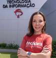 Cintia Barcelos, do Bradesco, diz que a instituição trabalha para 'desmaterializar' o app e permitir que o cliente resolva serviços e transações pela IA, sem precisar navegar pelas diferentes funcionalidades  Foto: Maurino Borges/Divulgação / Estadão