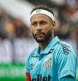 Neymar presenteia fã corintiano com a camisa do jogo e elogia: ‘É um time que eu respeito muito’.  Foto: Felipe Rau/Estadão / Estadão