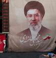 Uma mulher caminha ao lado de um cartaz com a imagem do líder supremo do Irã, Mojtaba Khamenei, em uma rua de Teerã, Irã, em 13 de agosto de 2026.  Foto: via REUTERS - Majid Asgaripour / RFI