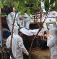 Equipes de resgate transportam um corpo para realizar um enterro em massa em Chitwan, no Nepal, em 29 de agosto de 2026.  Foto: RFI