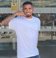 Gabriel Jesus desembarcou na Espanha para realizar exames médicos e assinar com o Barcelona –  Foto: Reprodução / Jogada10