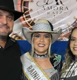 Rainha de rodeio vive trisal com irmã gêmea e com agricultor  Foto: Reprodução/Instagram/mayconruedaegemeas